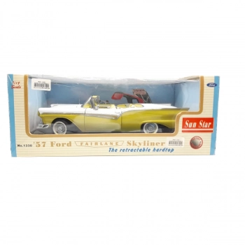 Miniatura Ford Fairlane Skyliner 1957 - 1:18 Sun Star